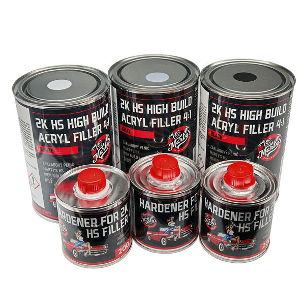 bílá, šedá a černá