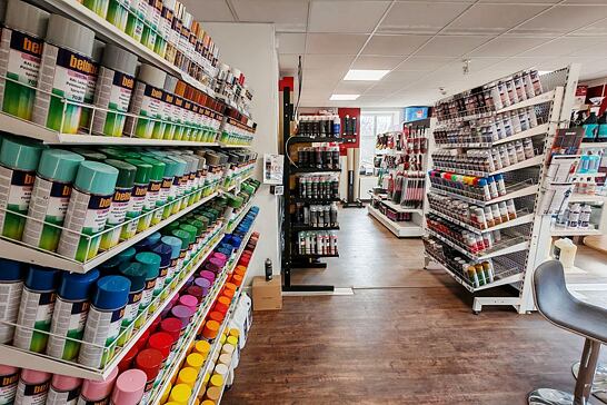 Proč jsou naše on-line prodávané odstíny barev tak přesné? Náš trumf jsou kamenné prodejny!